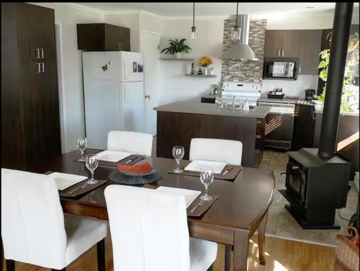 Kitchen or kitchenette, Dining area, oven, stove