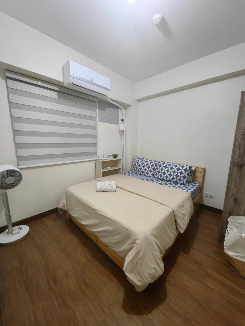 Photo of the whole room, Bedroom