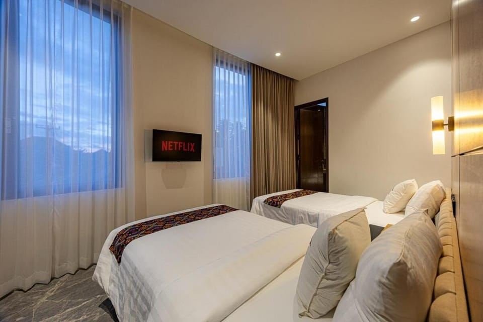 Bed, TV and multimedia, Photo of the whole room, Bedroom