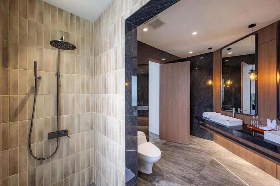 Shower, Toilet, Bathroom, towels