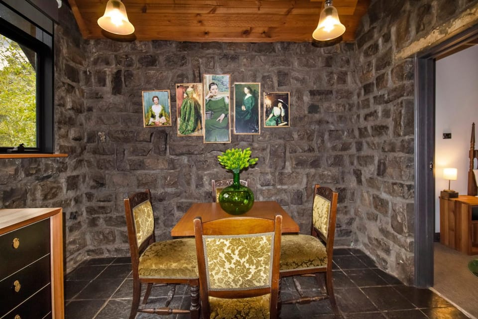 Decorative detail, Seating area, Dining area
