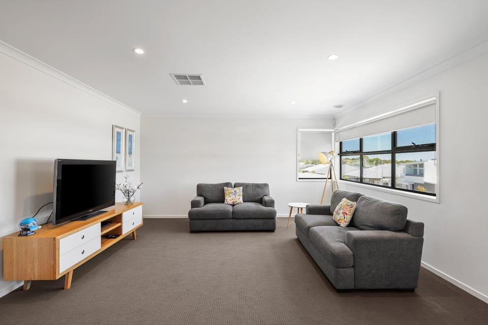 TV and multimedia, Living room, Seating area, Evening entertainment