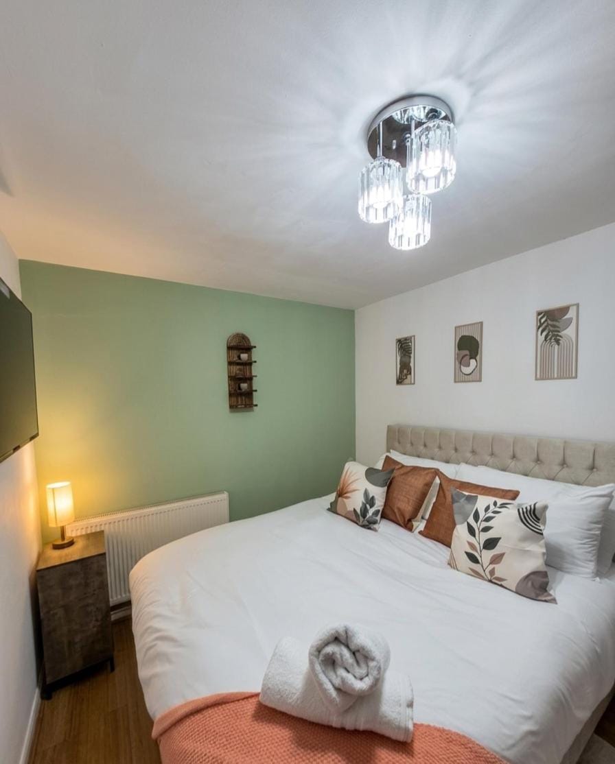 Bed, TV and multimedia, Decorative detail, Bedroom, towels