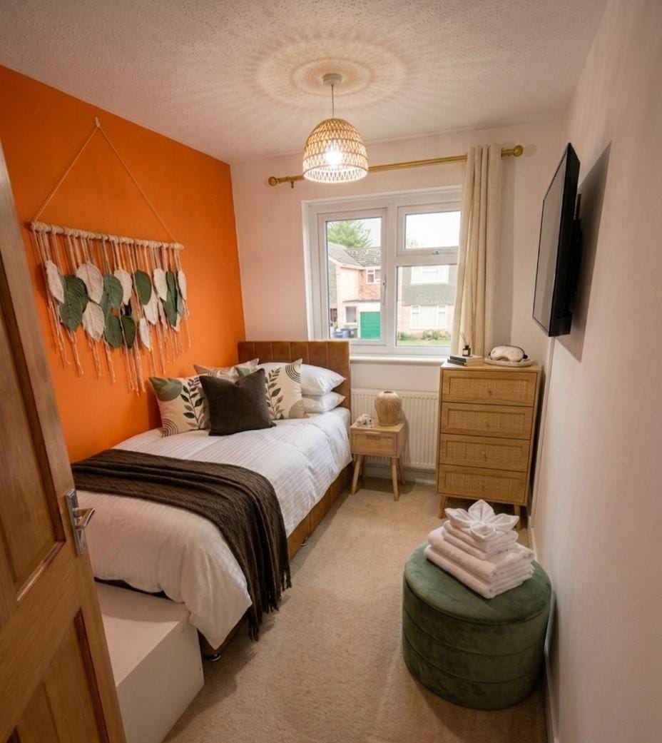 Bed, TV and multimedia, Living room, Photo of the whole room, Seating area, Bedroom, towels