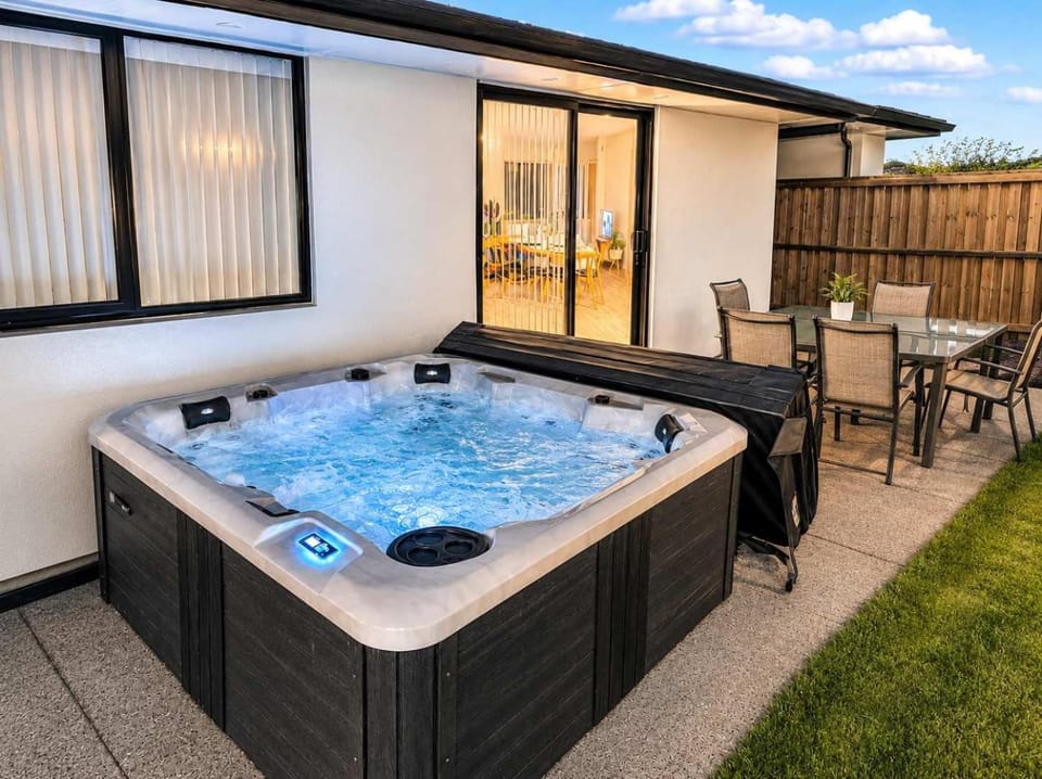 Modern 4BR Stay with Large Living Area in Hornby Apartment in Christchurch