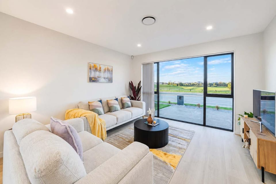 Modern 4BR Stay with Large Living Area in Hornby Apartment in Christchurch
