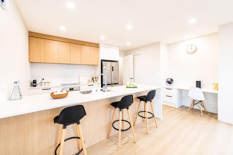 Modern 4BR Stay with Large Living Area in Hornby Apartment in Christchurch