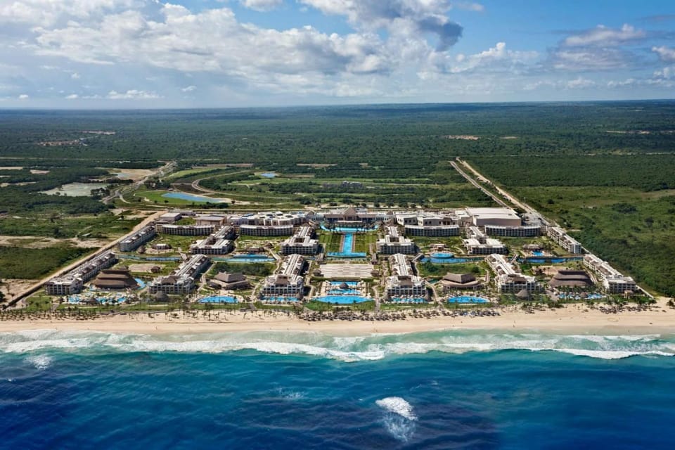 Property building, Restaurant/places to eat, Swimming pool