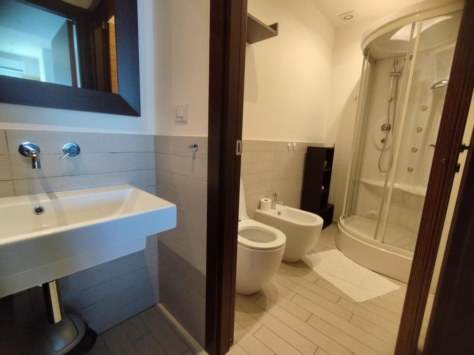 Shower, Toilet, Bathroom, bidet, towels