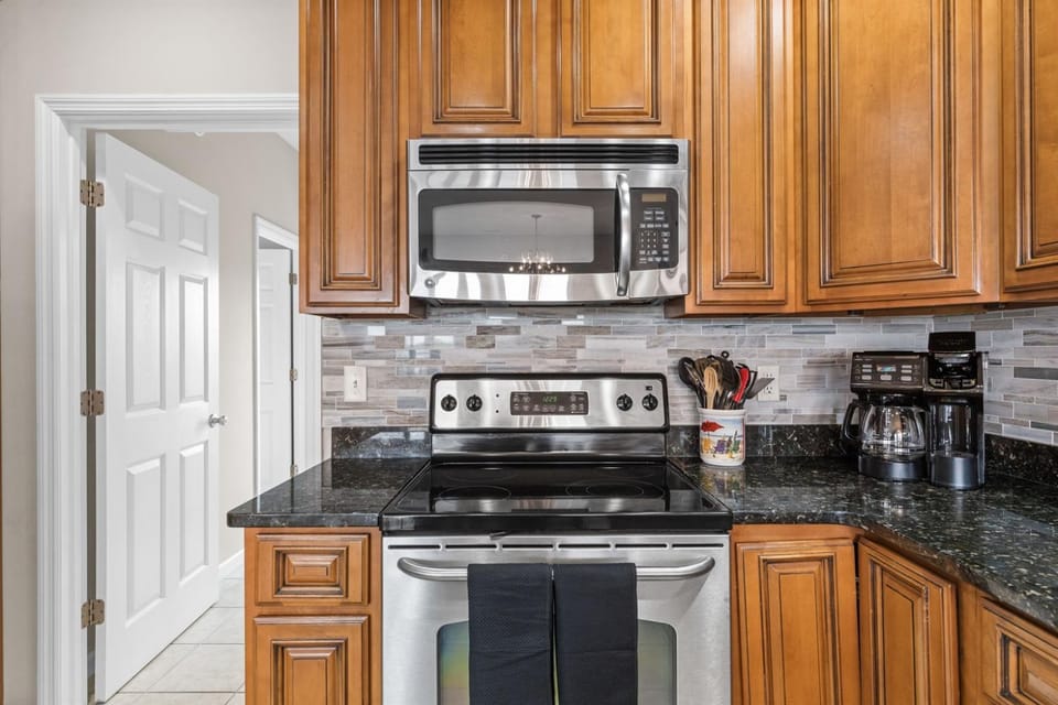 Jolly Rogers Oceanview, Walk to Beach, Sleeps 12 Apartment in Surf City