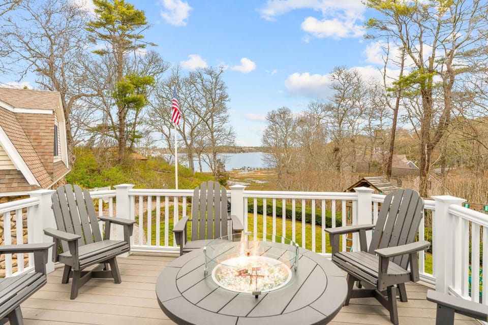 Buzzards Bay Family Beach Firepit CapeCodCanal House in Buzzards Bay