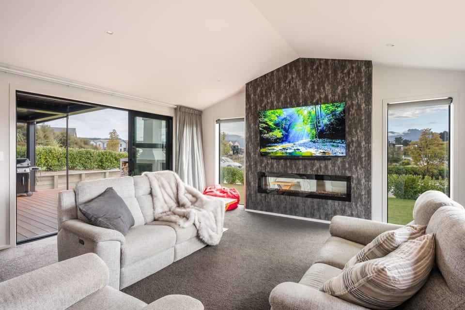 TV and multimedia, Living room, Seating area, Evening entertainment