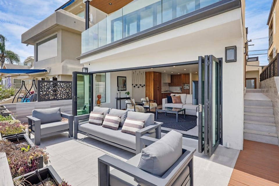 Property building, Patio, Day, Balcony/Terrace, Living room, Seating area