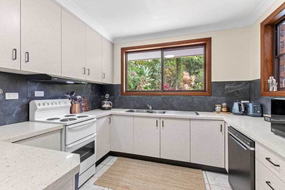 Kitchen or kitchenette, dishwasher, oven, toaster