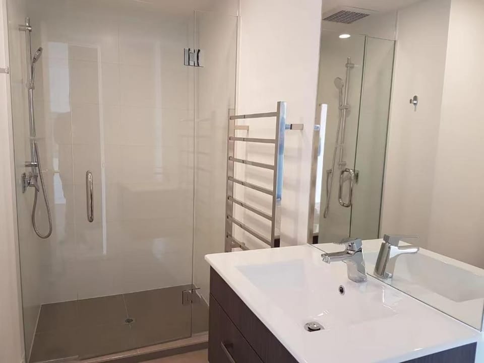 Luxury and Morden Deux & Furry Friends welcome Apartment in Auckland