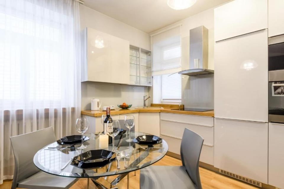 Kitchen or kitchenette, Dining area, dishwasher, oven, pet friendly, stove