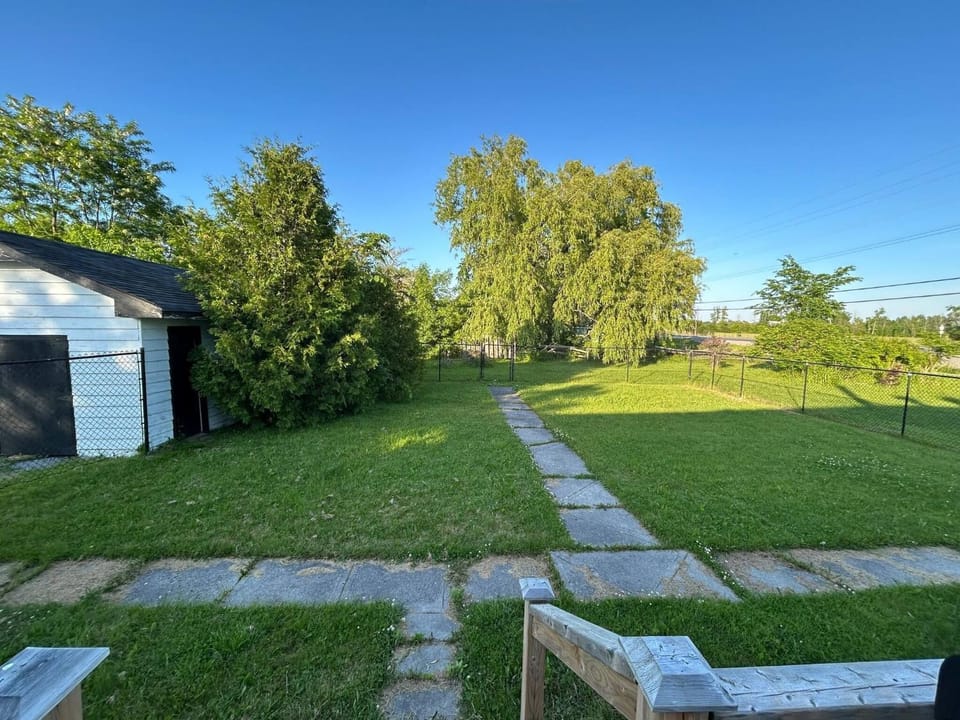Cozy 3BR Cottage Near Lake Simcoe Bed and Breakfast in Georgina