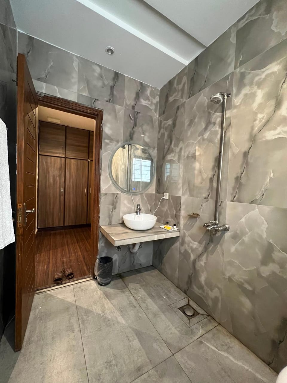 Shelton Hotel Gulberg Bed and Breakfast in Lahore
