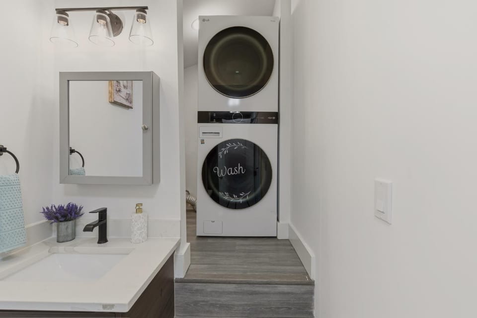 Private 1BR Free Parking 10min Airport Easy Check-in House in Burien