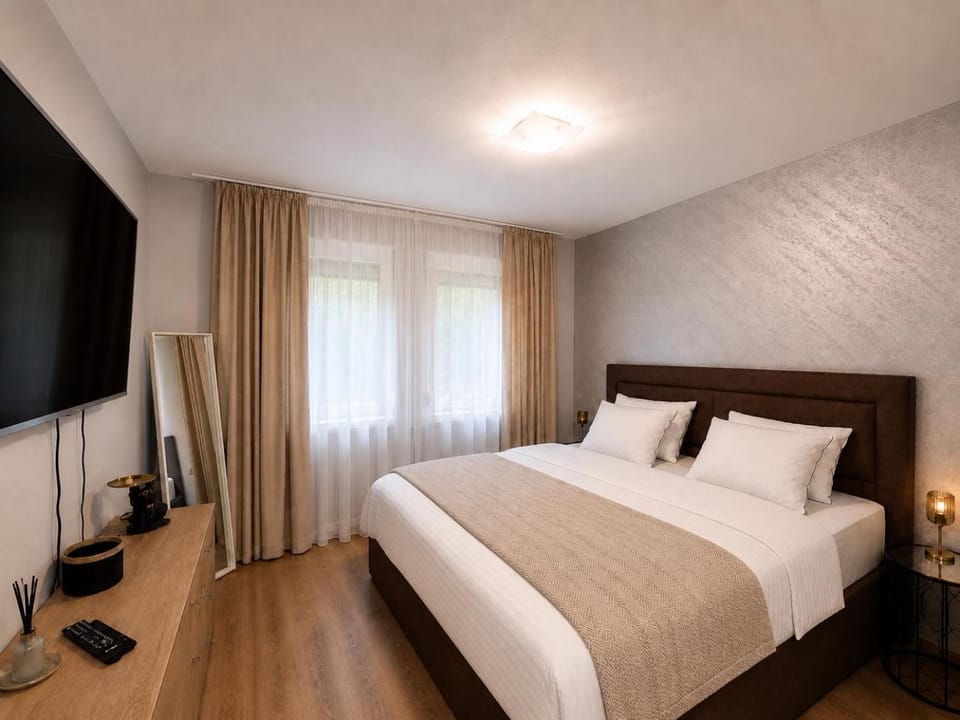 Bed, TV and multimedia, Photo of the whole room, Bedroom