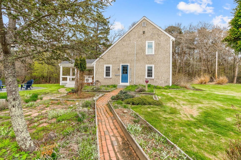 Family 4BR Cape Home Firepit Outdoor Shower House in West Barnstable