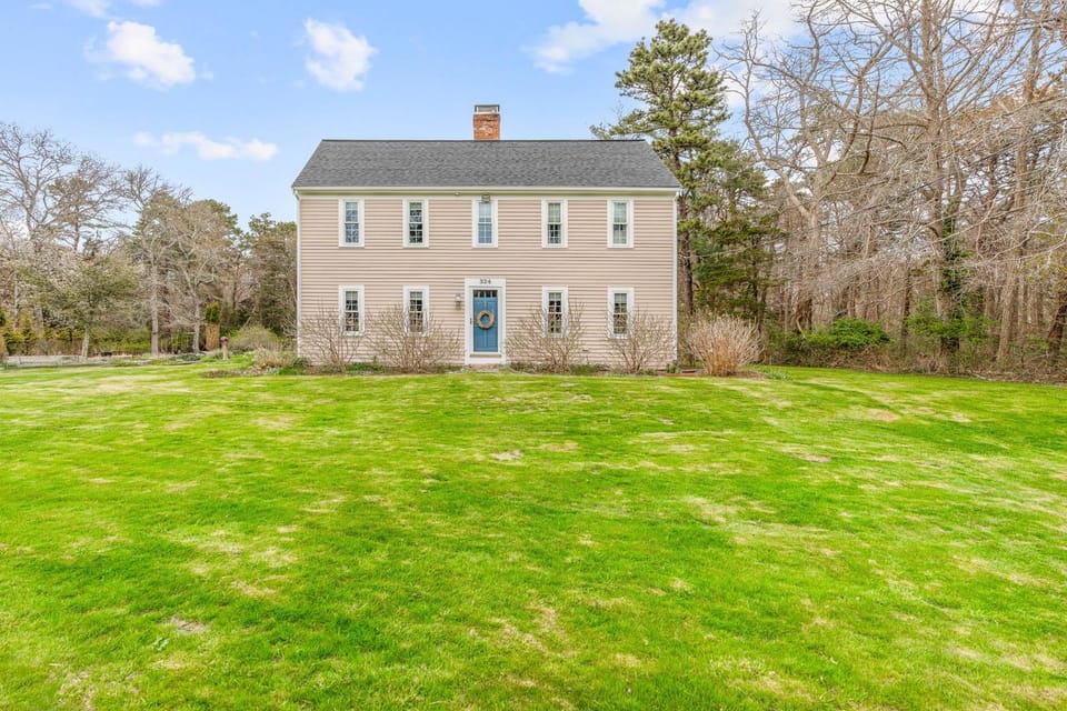 Family 4BR Cape Home Firepit Outdoor Shower House in West Barnstable
