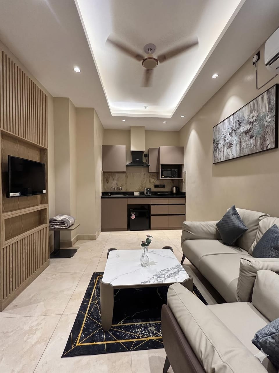 Kitchen or kitchenette, Seating area, Dining area