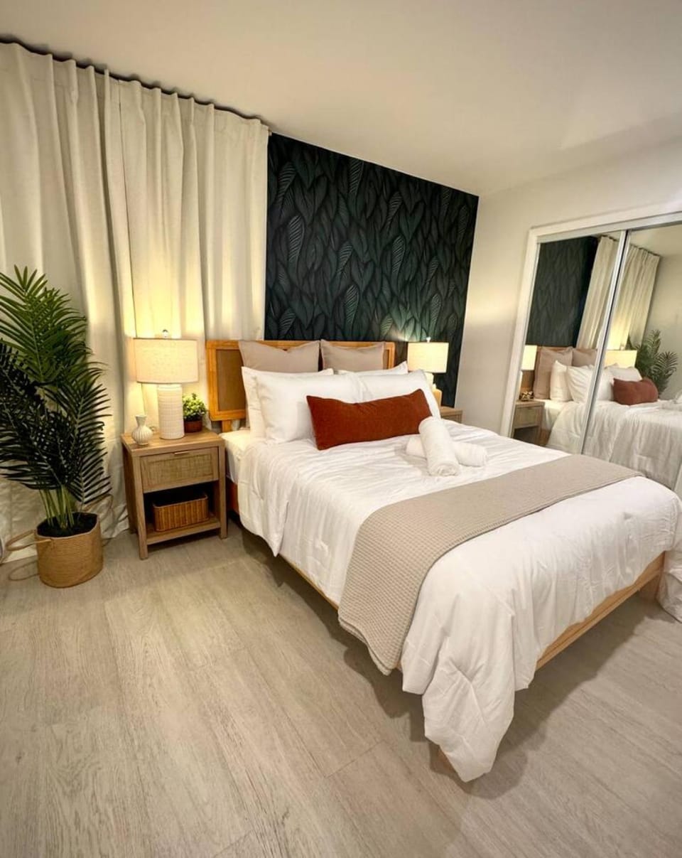 Coqui Hideaway Near F1 Beach Port Airport Apartment in Dania Beach
