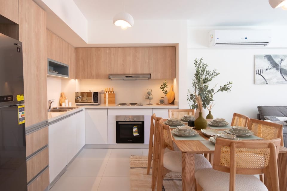 Kitchen or kitchenette, Dining area