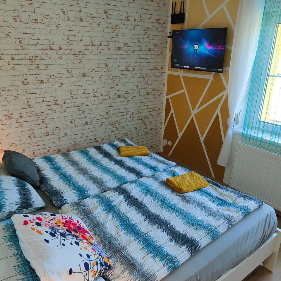 Bed, TV and multimedia, Photo of the whole room, Bedroom