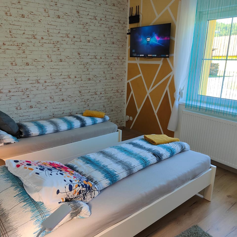 Bed, TV and multimedia, Photo of the whole room, Bedroom
