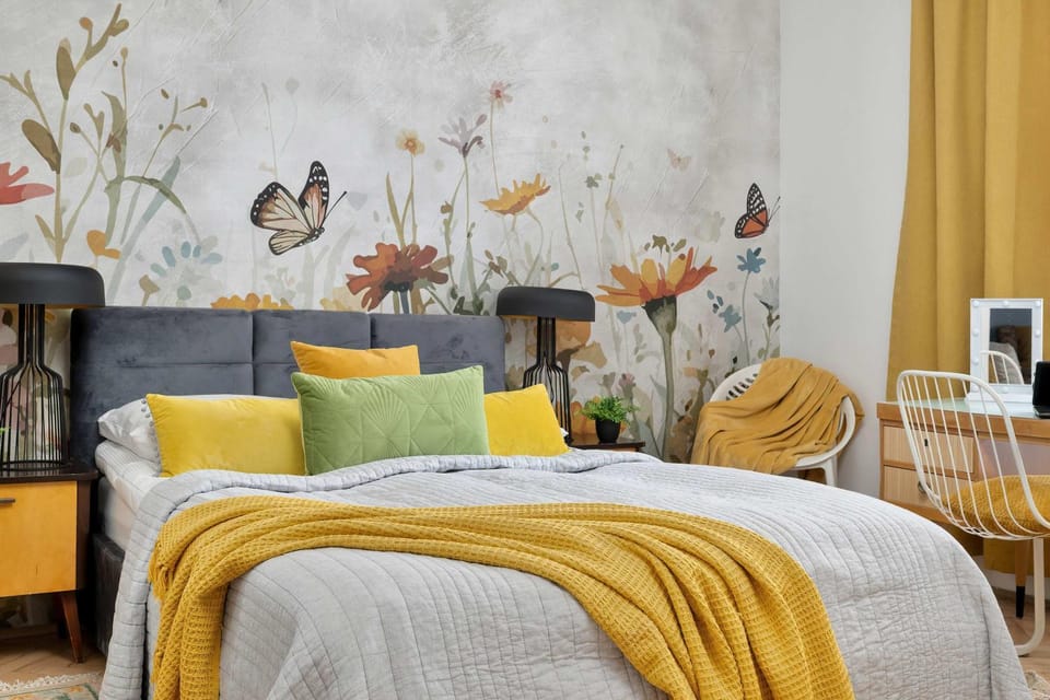 Bed, Photo of the whole room, Seating area, Bedroom