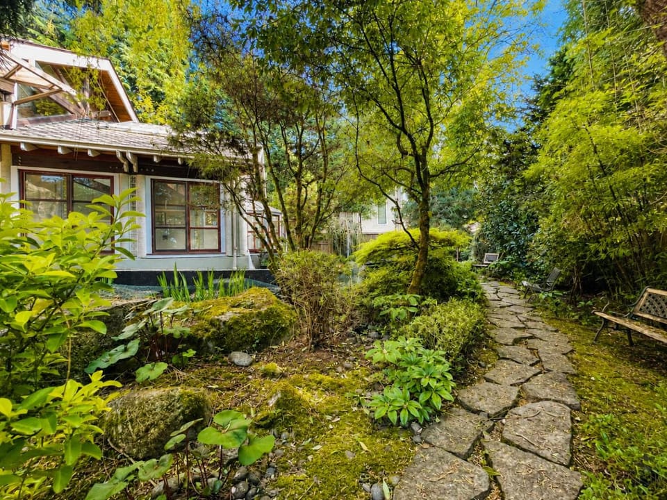 Property building, Day, Natural landscape, Garden, Garden, Garden view
