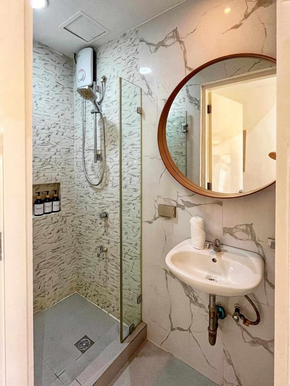 Minimalist 2BR Pico De Loro Near Beach and Pool Apartment in Nasugbu
