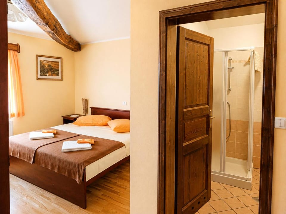 Shower, Bed, Bathroom, towels