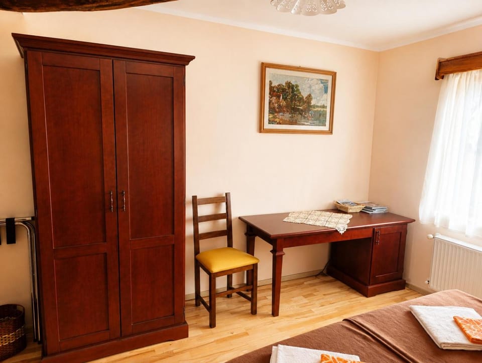 Seating area, Bedroom, wardrobe