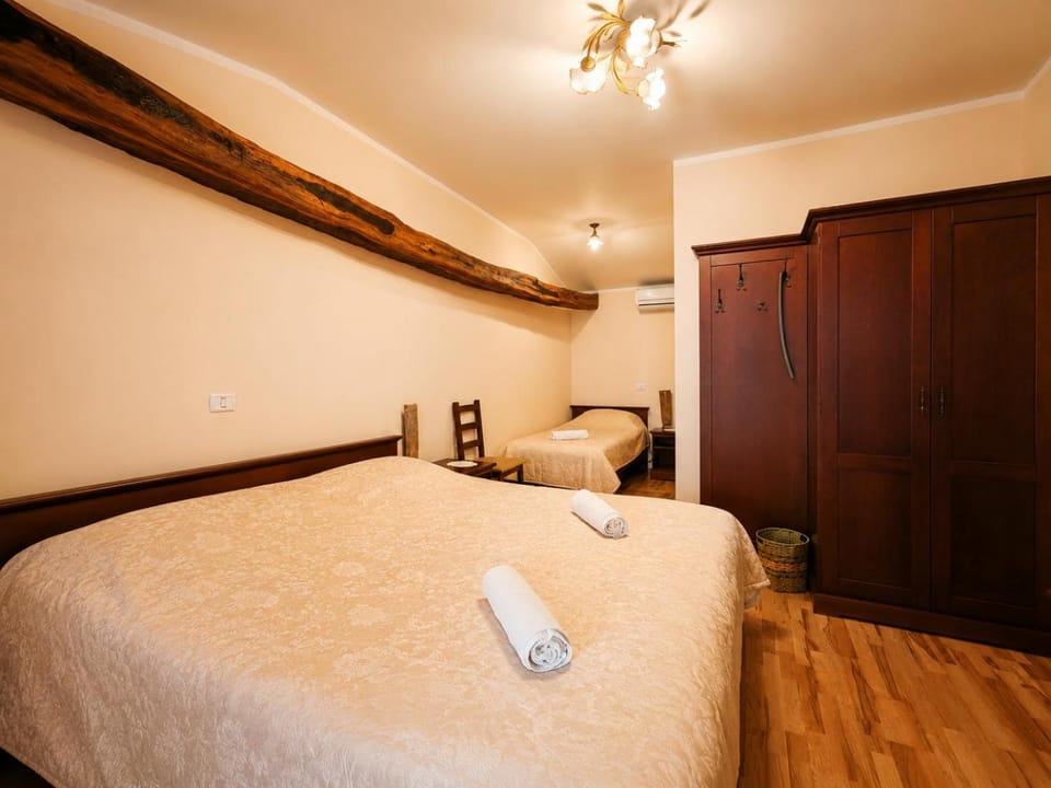 Bed, Photo of the whole room, Bedroom, internet, wardrobe