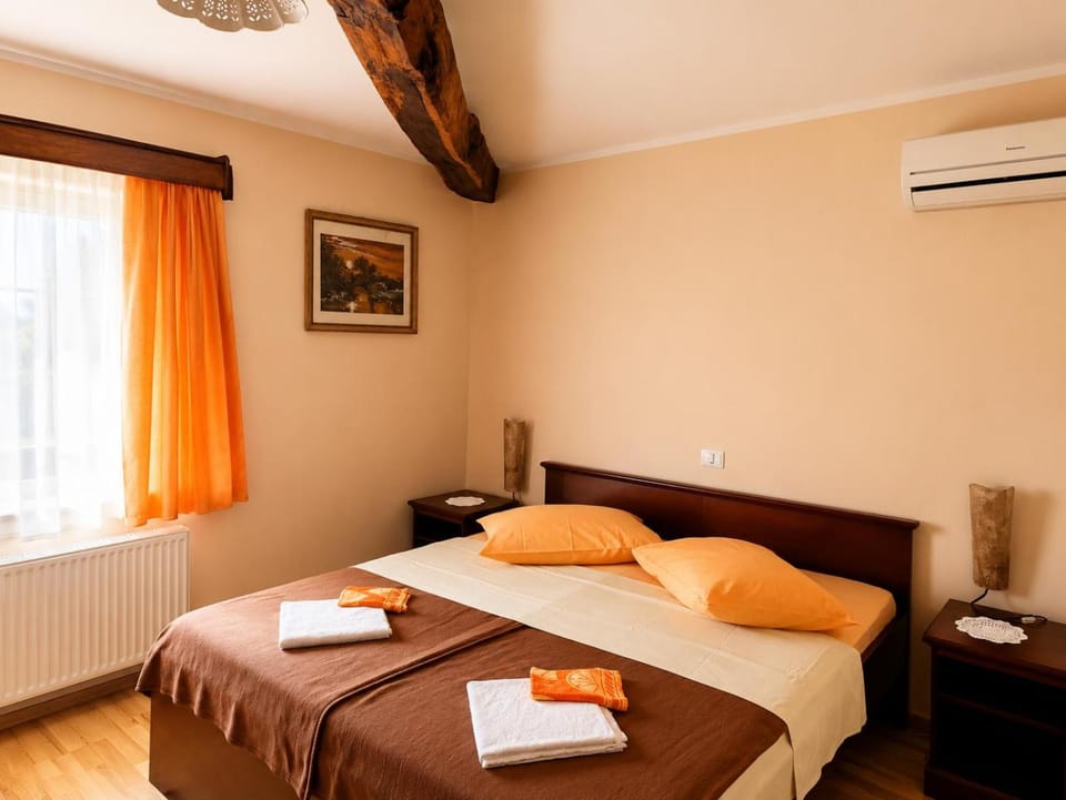 Bed, Bedroom, internet, towels, air conditioner