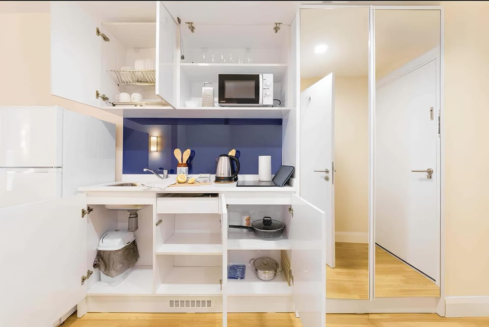 TV and multimedia, Coffee/tea facilities, Kitchen or kitchenette, Dining area, minibar, oven, wardrobe