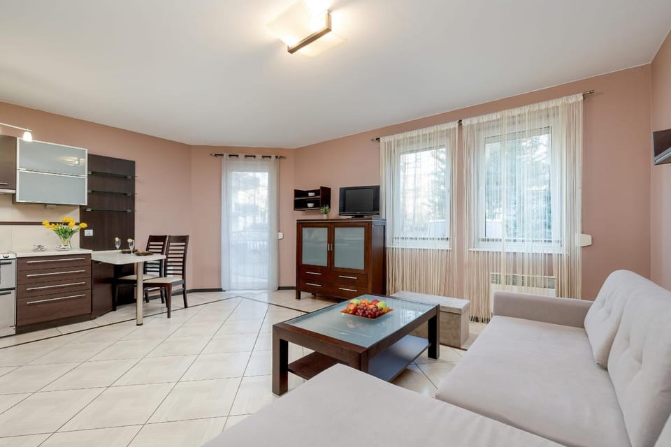 TV and multimedia, Kitchen or kitchenette, Living room, Seating area, Dining area, stove