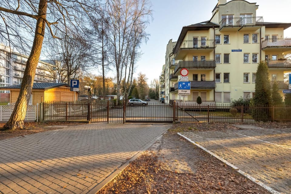 Property building, Day, Neighbourhood, Location