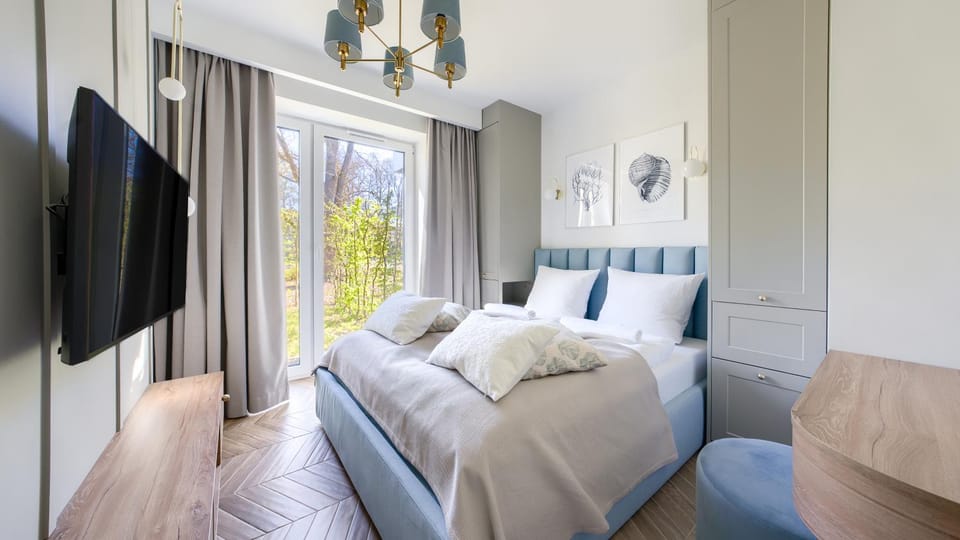 Bed, TV and multimedia, Bedroom