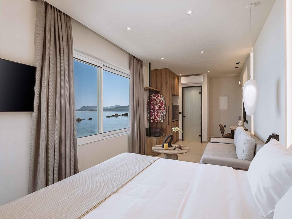 Bed, TV and multimedia, Photo of the whole room, Seating area, Bedroom, Sea view, wardrobe