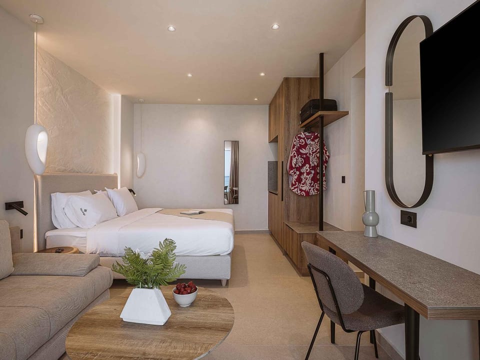 Bed, TV and multimedia, Photo of the whole room, Seating area, Bedroom, wardrobe