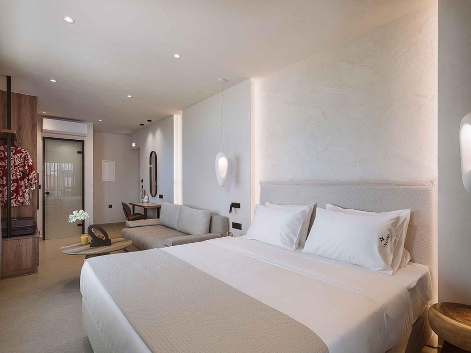 Bed, Photo of the whole room, Seating area, Bedroom