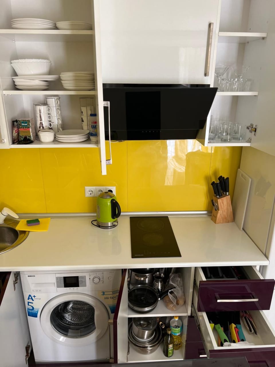 Kitchen or kitchenette, minibar, stove, washing machine