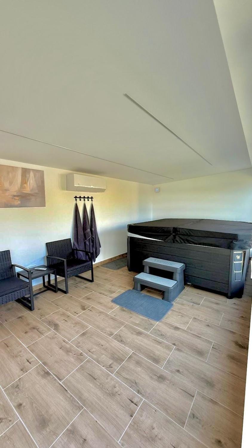 Property building, Hot Tub, Swimming pool