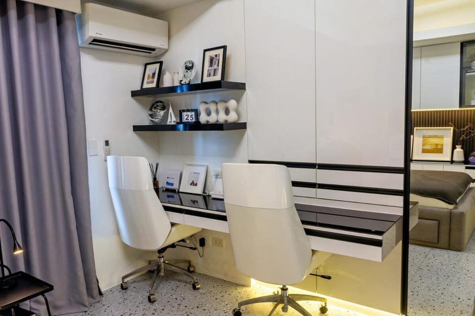 St Mark Residences Luxury direct Venice view with free parking Apartment in Makati