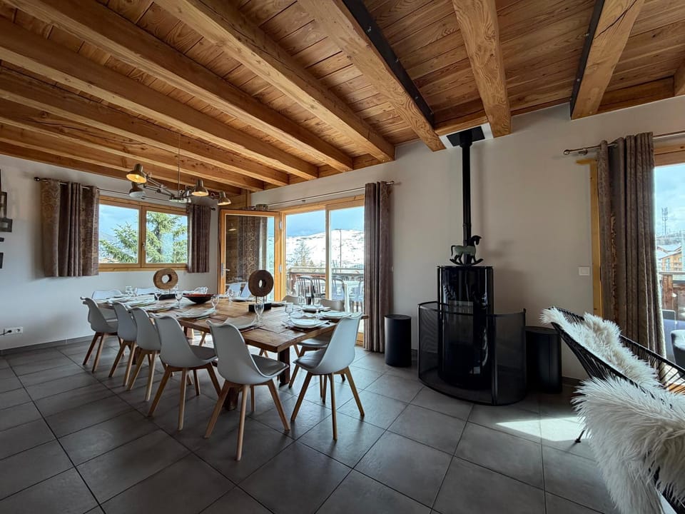Living room, Dining area, Meals