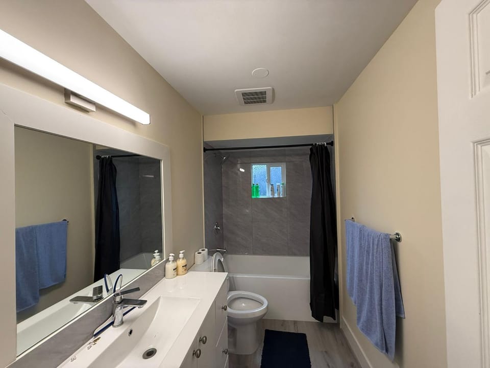 Cozy Private Queen Room Commercial Broadway Vacation rental in Vancouver